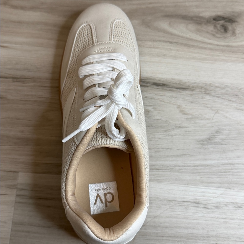 NWOT Dolce Vita Beige Casual Sneakers with White Laces Siz 8.5 Womens - Picture 13 of 16